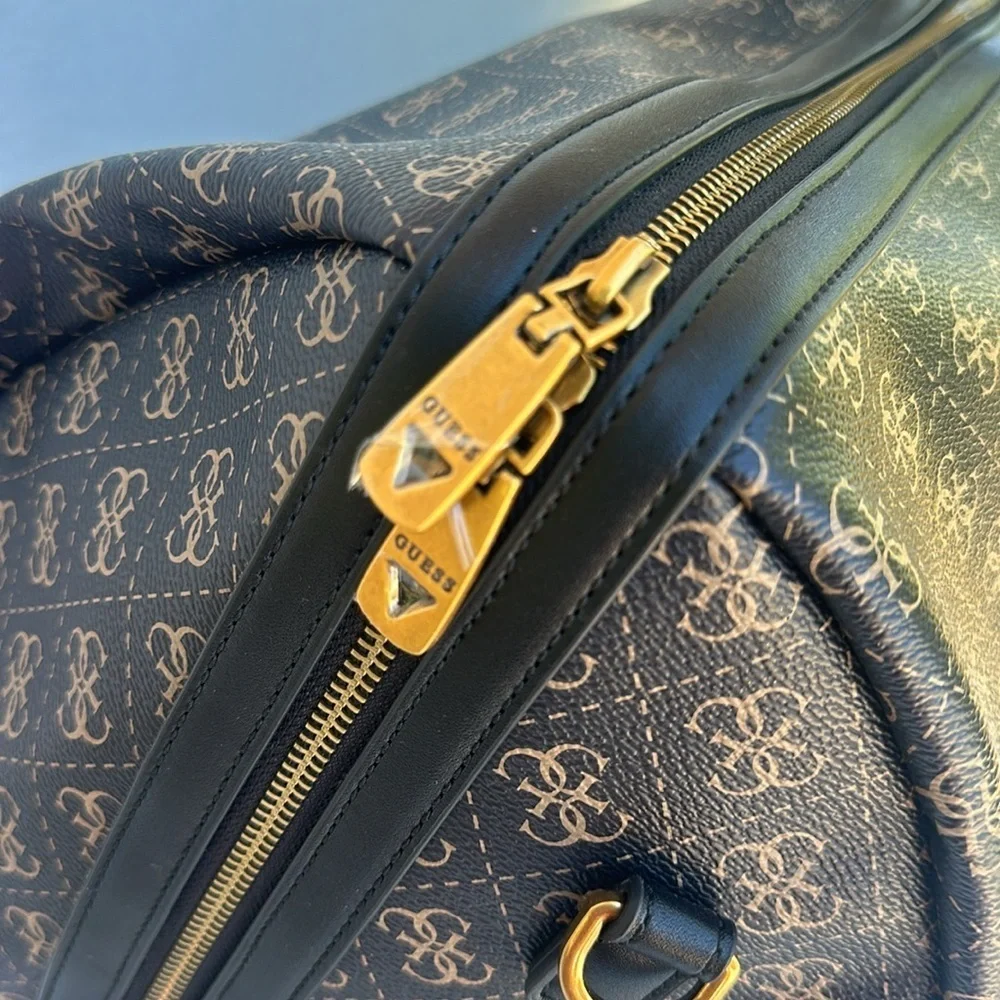 New GUESS Large Logo Travel bag
